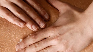 Intensely smoothing salt and oil scrub